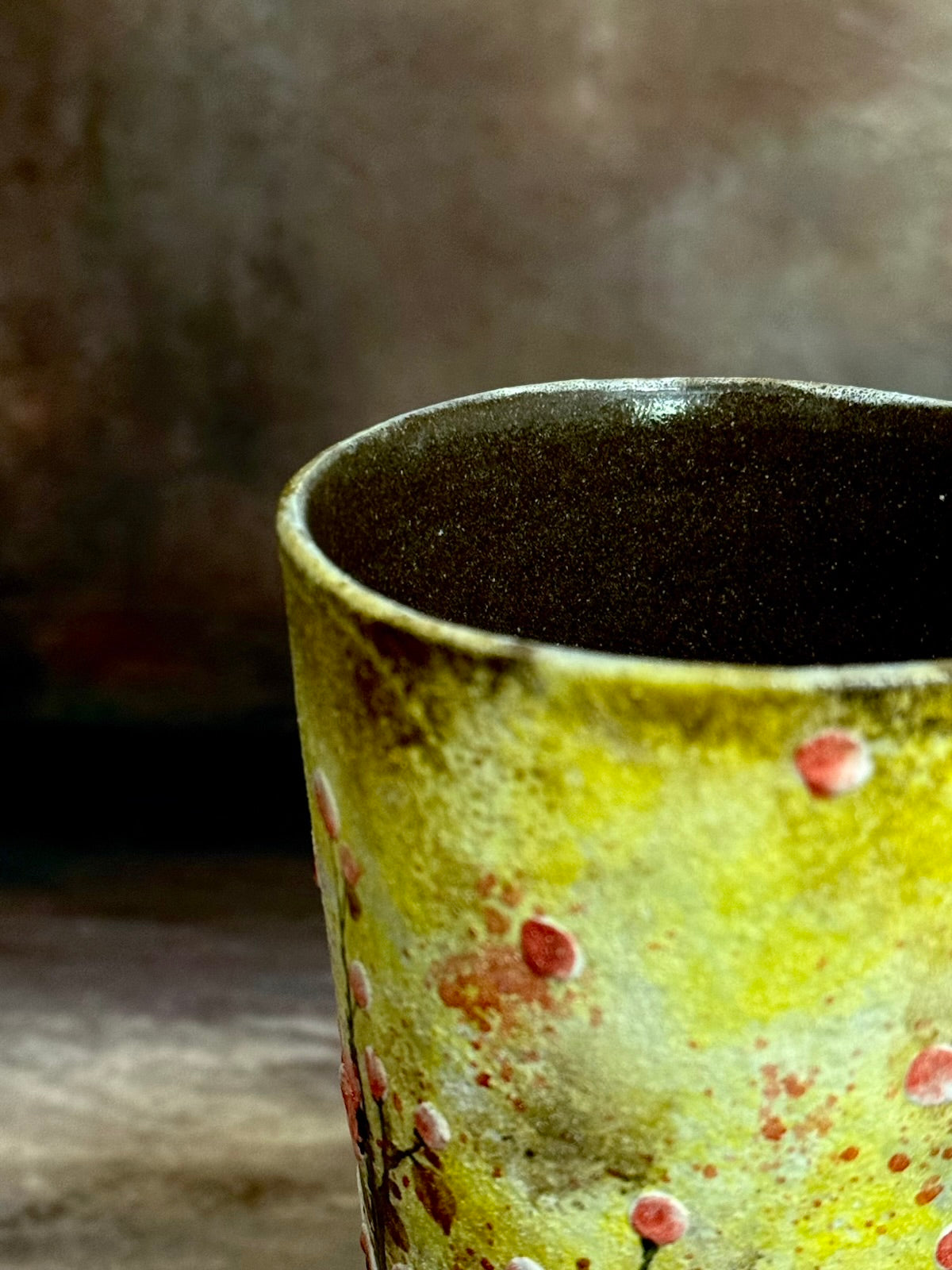 Vintage Wall & Red Plum Pedestal Mug