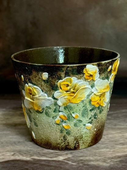 Mossy Wall & Buttercup Rose Handheld Cup