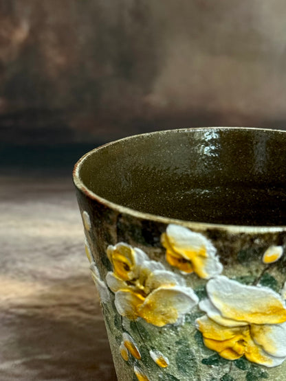 Mossy Wall & Buttercup Rose Handheld Cup