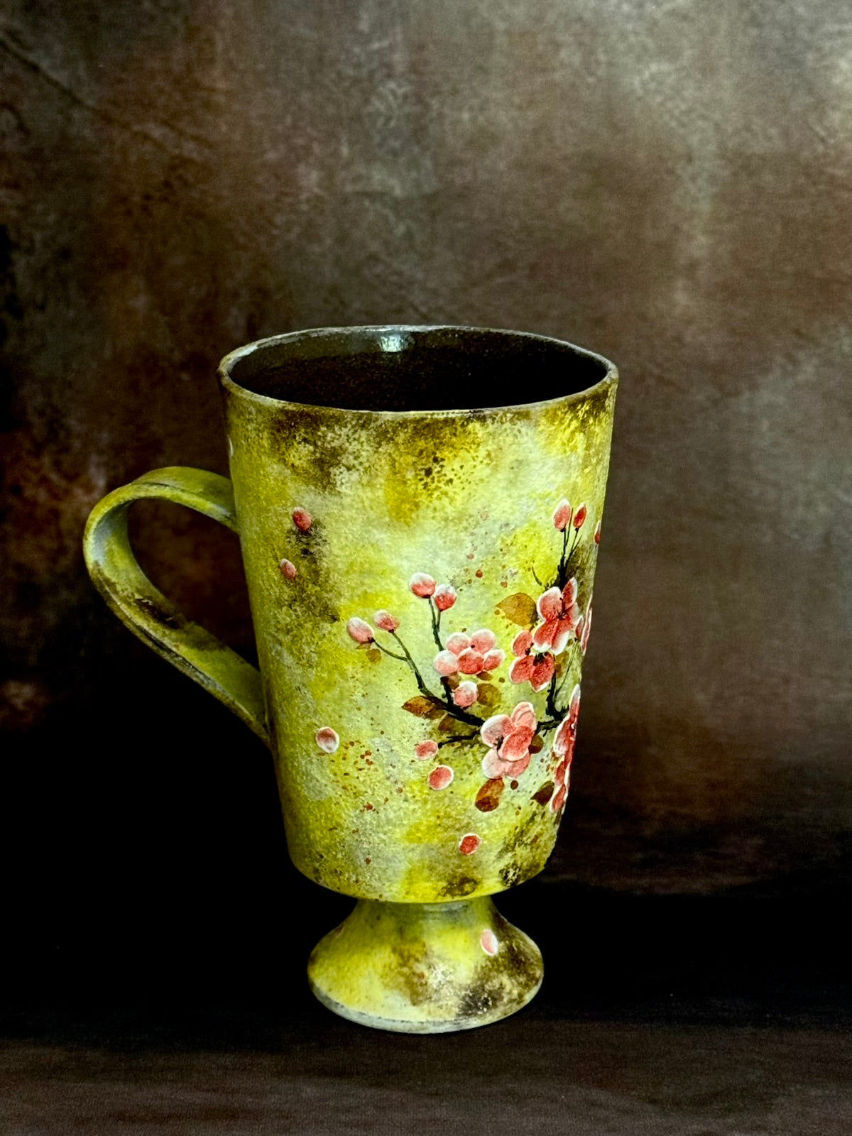 Vintage Wall & Red Plum Pedestal Mug