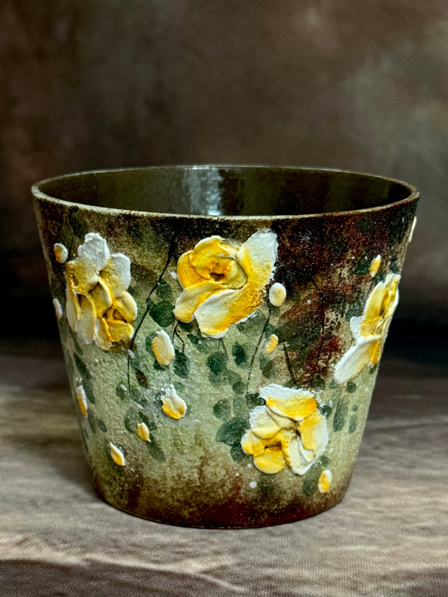 Mossy Wall & Buttercup Rose Handheld Cup