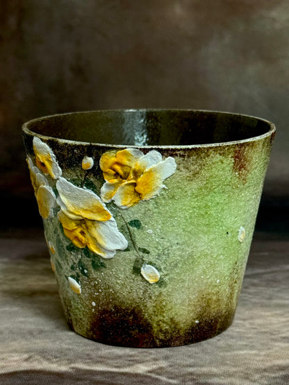 Mossy Wall & Buttercup Rose Handheld Cup