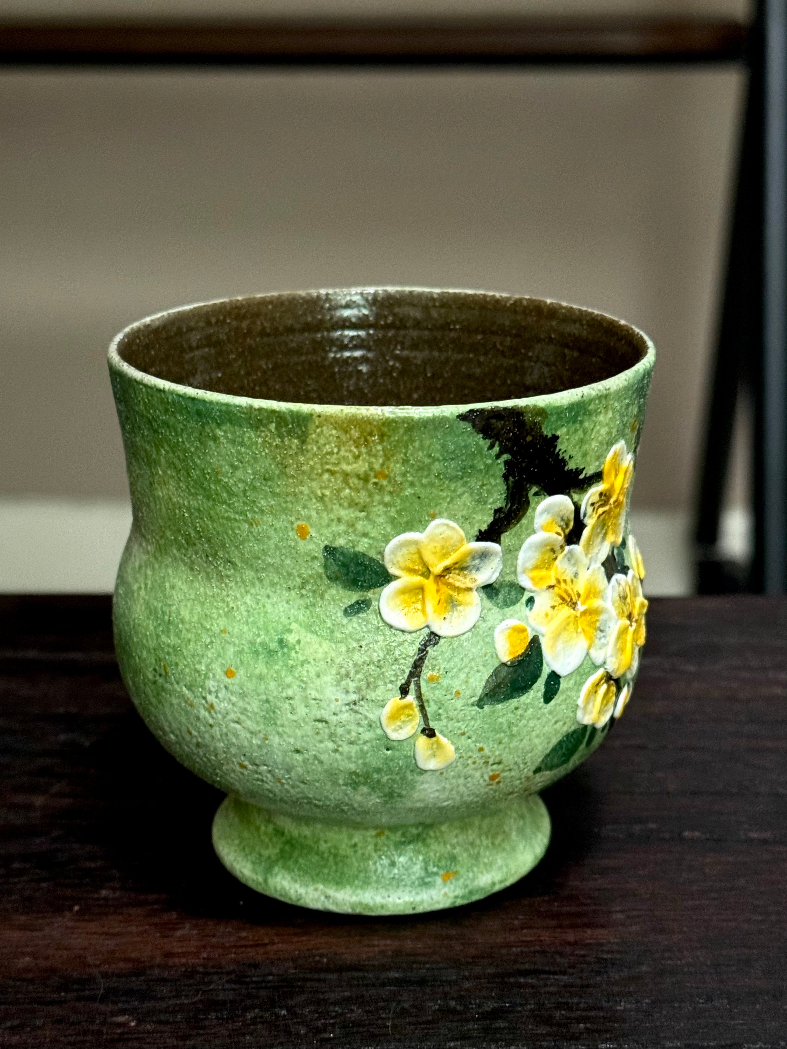 Vintage Oil Painting Style Green Background Yellow Plum Blossom 3D Relief Holding Mug