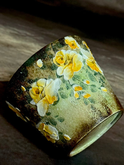 Mossy Wall & Buttercup Rose Handheld Cup