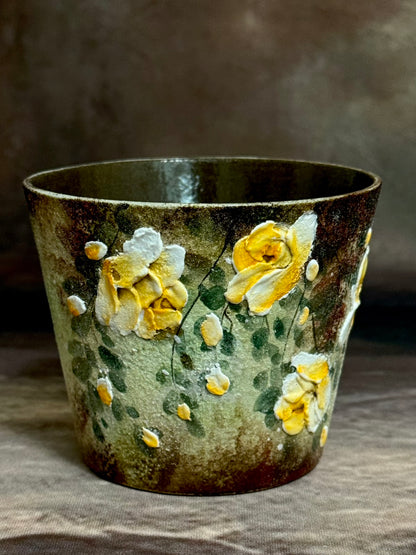 Mossy Wall & Buttercup Rose Handheld Cup